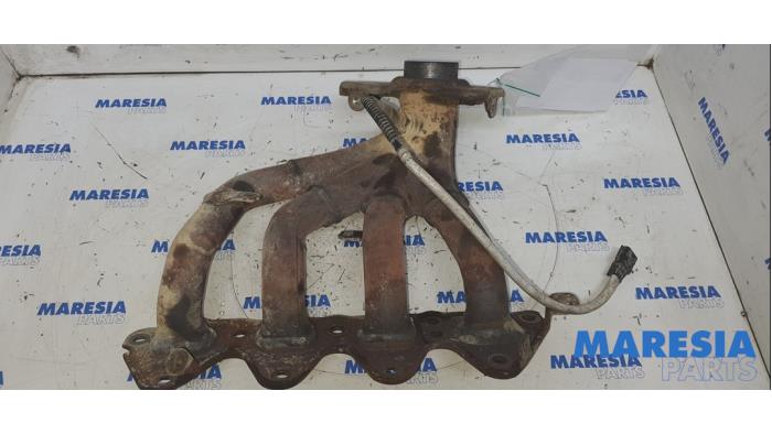 Gebruikte Spruitstuk Uitlaat Renault Scénic III (JZ) 1.6 16V Prijs € 34,50 Margeregeling aangeboden door Maresia Parts