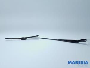 Gebruikte Ruitenwisserarm voor Peugeot 208 I (CA/CC/CK/CL) 1.4 16V Prijs € 14,50 Margeregeling aangeboden door Maresia Parts