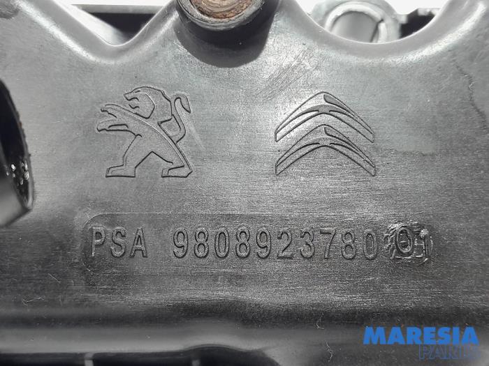 Kleppendeksel van een Peugeot 308 (L3/L8/LB/LH/LP) 1.2 12V e-THP PureTech 130 2014