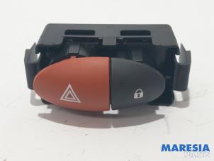Gebruikte Schakelaar Paniekverlichting Renault Twingo II (CN) 1.2 16V Prijs € 10,00 Margeregeling aangeboden door Maresia Parts