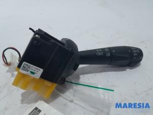Gebruikte Knipperlicht Schakelaar Renault Twingo III (AH) 1.0 SCe 70 12V Prijs € 50,00 Margeregeling aangeboden door Maresia Parts