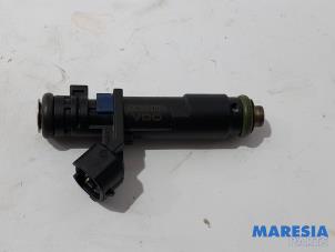 Gebruikte Injector (benzine injectie) Peugeot 307 CC (3B) 2.0 16V Prijs € 20,00 Margeregeling aangeboden door Maresia Parts