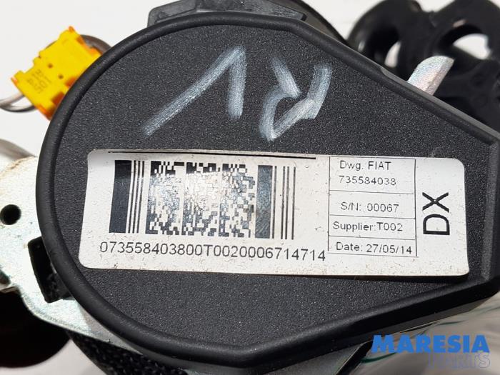 Veiligheidsgordel rechts-voor van een Opel Combo 1.3 CDTI 16V ecoFlex 2014