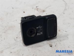 Gebruikte AUX/USB aansluiting Opel Combo 1.3 CDTI 16V ecoFlex Prijs € 12,10 Inclusief btw aangeboden door Maresia Parts