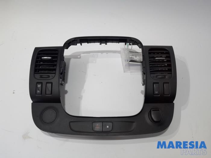 Gebruikte Dashboard deel Renault Trafic (1FL/2FL/3FL/4FL) 1.6 dCi 90 Prijs € 90,75 Inclusief btw aangeboden door Maresia Parts