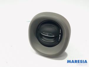 Gebruikte Luchtrooster Dashboard Renault Trafic (1FL/2FL/3FL/4FL) 1.6 dCi 90 Prijs € 12,10 Inclusief btw aangeboden door Maresia Parts