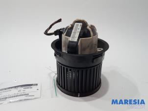 Gebruikte Kachel Ventilatiemotor Peugeot 308 (4A/C) 1.6 16V THP 150 Prijs € 30,00 Margeregeling aangeboden door Maresia Parts