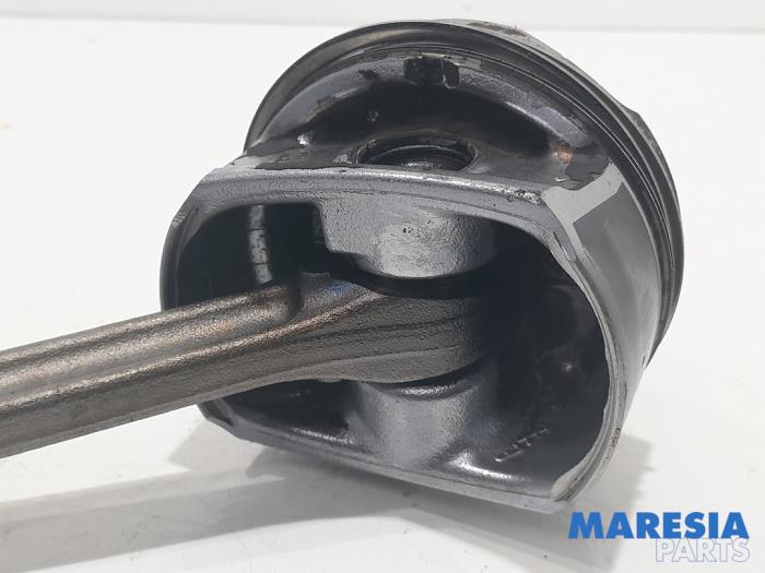 Zuiger van een Citroën DS3 (SA) 1.4 16V VTi 2010