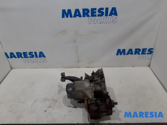 Gebruikte Versnellingsbak Renault Twingo (C06) 1.2 Prijs € 100,00 Margeregeling aangeboden door Maresia Parts