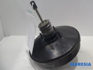 Gebruikte Rembooster Renault Twingo II (CN) 1.2 16V Prijs € 60,00 Margeregeling aangeboden door Maresia Parts