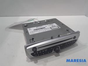 Gebruikte Radio CD Speler Renault Twingo II (CN) 1.2 16V Prijs € 60,00 Margeregeling aangeboden door Maresia Parts