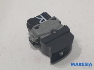 Gebruikte Raam schakelaar elektrisch Renault Twingo II (CN) 1.2 16V Prijs € 10,00 Margeregeling aangeboden door Maresia Parts