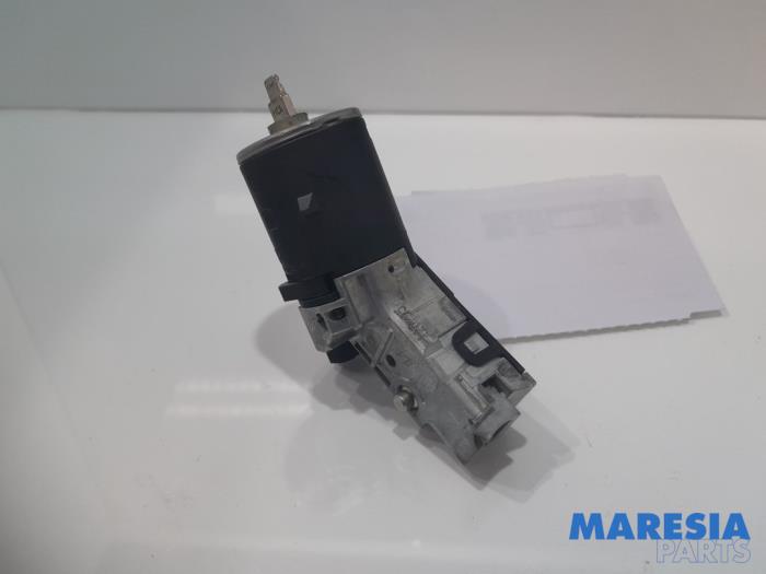 Sleutel+Contactslot van een Peugeot 208 I (CA/CC/CK/CL) 1.2 Vti 12V PureTech 82 2015