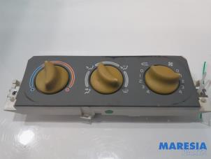 Gebruikte Chaufage Bedieningspaneel Renault Twingo (C06) 1.2 Prijs € 25,00 Margeregeling aangeboden door Maresia Parts