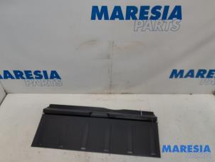 Gebruikte Bekleding bagageruimte Peugeot 3008 I (0U/HU) 1.6 16V THP 155 Prijs € 39,00 Margeregeling aangeboden door Maresia Parts