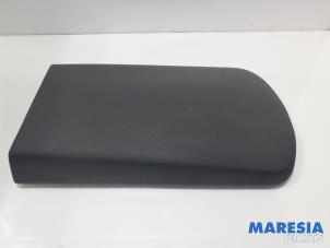 Gebruikte Armsteun Peugeot 3008 I (0U/HU) 1.6 16V THP 155 Prijs € 50,00 Margeregeling aangeboden door Maresia Parts