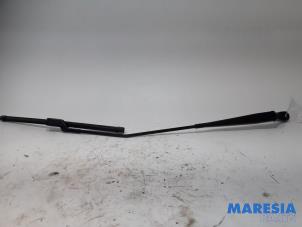 Gebruikte Ruitenwisserarm voor Peugeot 208 I (CA/CC/CK/CL) 1.2 Vti 12V PureTech 82 Prijs € 14,50 Margeregeling aangeboden door Maresia Parts