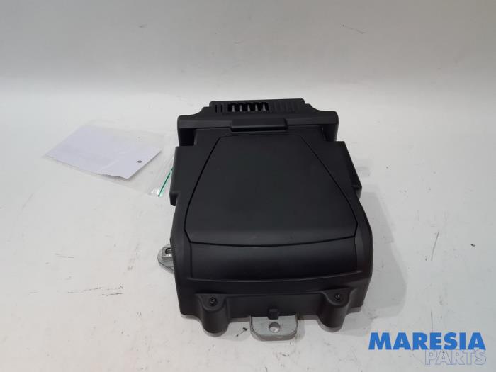 Gebruikte Head-up display Peugeot 508 (8D) 2.0 Hybrid4 16V Prijs € 262,50 Margeregeling aangeboden door Maresia Parts