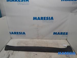 Gebruikte Sideskirt links Citroen C4 Cactus (0B/0P) 1.2 PureTech 82 12V Prijs € 49,95 Margeregeling aangeboden door Maresia Parts