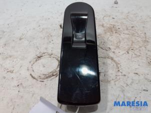 Gebruikte Ruit schakelaar elektrisch Renault Clio IV (5R) 0.9 Energy TCE 90 12V Prijs € 10,00 Margeregeling aangeboden door Maresia Parts