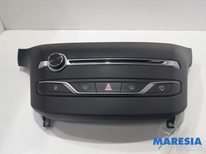 Radiobedienings paneel van een Peugeot 308 SW (L4/L9/LC/LJ/LR) 1.6 BlueHDi 120 2015