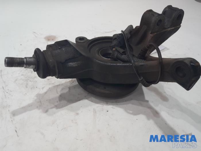 Fusee rechts-voor van een Citroën DS4 (NX) 1.6 16V VTi 120 2013