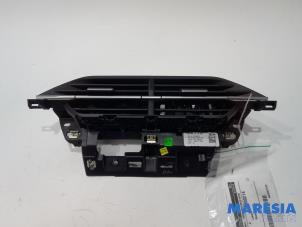 Gebruikte Luchtrooster Dashboard Peugeot 2008 (UD/UK/UR/US/UX) e-2008 50 kWh Prijs € 45,38 Inclusief btw aangeboden door Maresia Parts