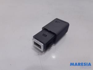 Gebruikte USB module Peugeot 2008 (UD/UK/UR/US/UX) e-2008 50 kWh Prijs € 24,20 Inclusief btw aangeboden door Maresia Parts