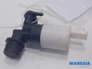 Gebruikte Ruitensproeierpomp voor Renault Grand Scénic II (JM) 2.0 16V Prijs € 10,00 Margeregeling aangeboden door Maresia Parts