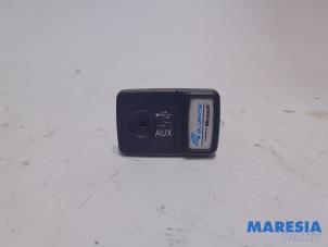 Gebruikte AUX/USB aansluiting Fiat 500 (312) 0.9 TwinAir 80 Prijs € 25,00 Margeregeling aangeboden door Maresia Parts