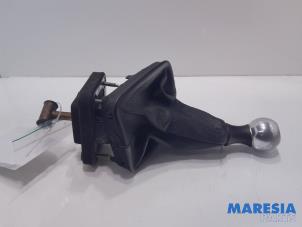 Gebruikte Versnellingspook Peugeot 206 CC (2D) 1.6 16V Prijs € 35,00 Margeregeling aangeboden door Maresia Parts