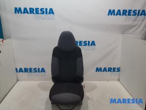 Gebruikte Voorstoel rechts Peugeot 107 1.0 12V Prijs € 59,00 Margeregeling aangeboden door Maresia Parts