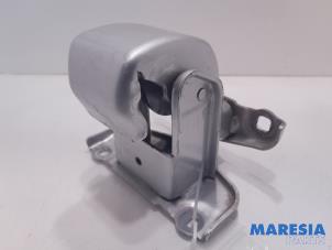 Gebruikte Scharnier Achterklep Fiat Talento 1.6 EcoJet BiTurbo 125 Prijs € 54,45 Inclusief btw aangeboden door Maresia Parts