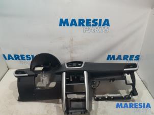 Gebruikte Dashboard Peugeot 207 SW (WE/WU) 1.4 16V Vti Prijs € 199,50 Margeregeling aangeboden door Maresia Parts