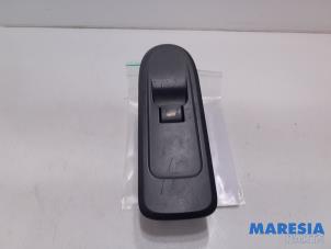 Gebruikte Schakelaar Elektrisch Raam Citroen C3 (SC) 1.6 16V VTi 120 Prijs € 20,00 Margeregeling aangeboden door Maresia Parts