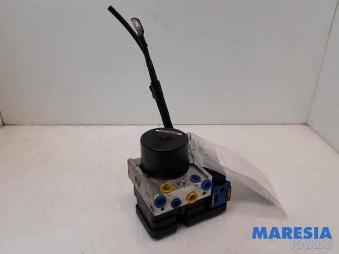 Gebruikte ABS Pomp Renault Twingo II (CN) 1.2 Prijs € 75,00 Margeregeling aangeboden door Maresia Parts