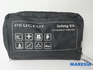 Gebruikte EHBO kit Peugeot 3008 I (0U/HU) 1.6 16V THP 155 Prijs € 15,00 Margeregeling aangeboden door Maresia Parts