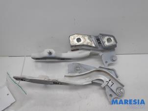 Gebruikte Motorkap Scharnier Alfa Romeo Giulia (952) 2.0 T 16V Veloce Q4 Prijs € 50,00 Margeregeling aangeboden door Maresia Parts