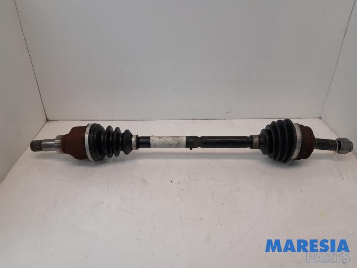Gebruikte Aandrijfas links-voor Peugeot 208 I (CA/CC/CK/CL) 1.4 16V Prijs € 60,00 Margeregeling aangeboden door Maresia Parts