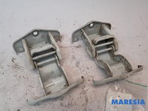 Gebruikte Scharnierset Nissan NV 300 1.6 dCi 125 Prijs € 127,05 Inclusief btw aangeboden door Maresia Parts