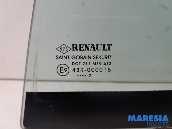 Driehoeks Ruit links-achter van een Renault Megane III Grandtour (KZ) 1.2 16V TCE 115 2012