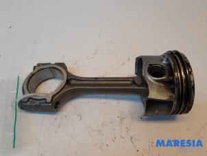 Gebruikte Zuiger Renault Captur (2R) 0.9 Energy TCE 12V Prijs € 50,00 Margeregeling aangeboden door Maresia Parts