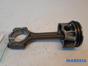 Gebruikte Zuiger Renault Captur (2R) 0.9 Energy TCE 12V Prijs € 50,00 Margeregeling aangeboden door Maresia Parts