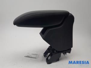 Gebruikte Armleuning Citroen DS3 (SA) 1.2 12V PureTech 82 Prijs € 35,00 Margeregeling aangeboden door Maresia Parts