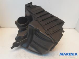 Gebruikte Luchtfilterhuis Renault Megane III Grandtour (KZ) 1.2 16V TCE 115 Prijs € 22,50 Margeregeling aangeboden door Maresia Parts