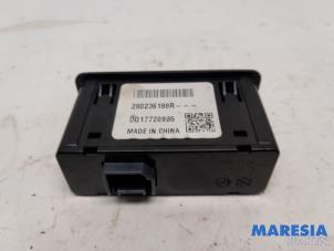 Gebruikte AUX/USB aansluiting Renault Trafic (1FL/2FL/3FL/4FL) 1.6 dCi 95 Prijs € 42,35 Inclusief btw aangeboden door Maresia Parts