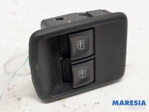 Gebruikte Raam schakelaar elektrisch Renault Trafic (1FL/2FL/3FL/4FL) 1.6 dCi 95 Prijs € 30,25 Inclusief btw aangeboden door Maresia Parts