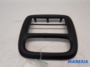 Gebruikte Radio omlijsting Renault Trafic (1FL/2FL/3FL/4FL) 1.6 dCi 95 Prijs € 60,50 Inclusief btw aangeboden door Maresia Parts