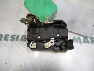 Gebruikte Slotmechaniek Portier 2Deurs rechts Renault Clio Prijs € 25,00 Margeregeling aangeboden door Maresia Parts