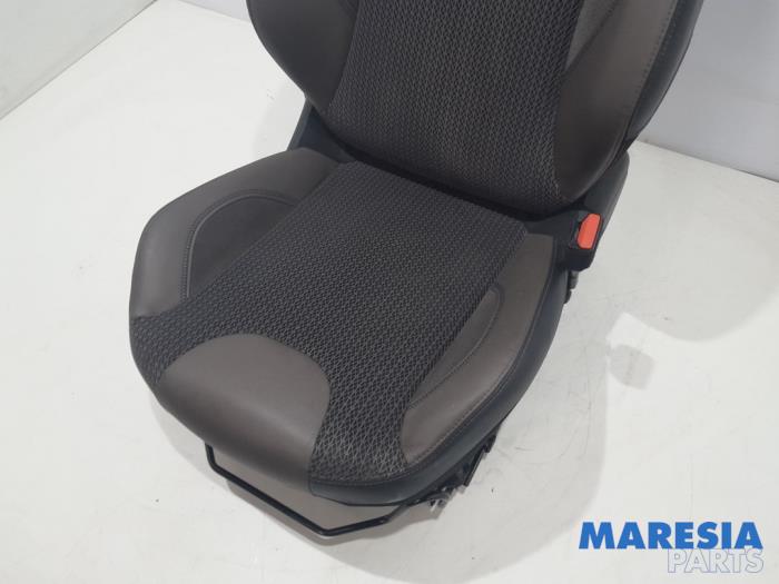 PEUGEOT 2008 1 generation (2013-2020) Front Right Seat 9800546780 24755208